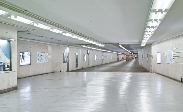 地下道の写真。広い空間の向こうに柱が並んでいる通路が見える