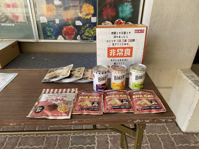 総合防災訓練で設置された非常食(出水学区)。クリックで拡大表示。