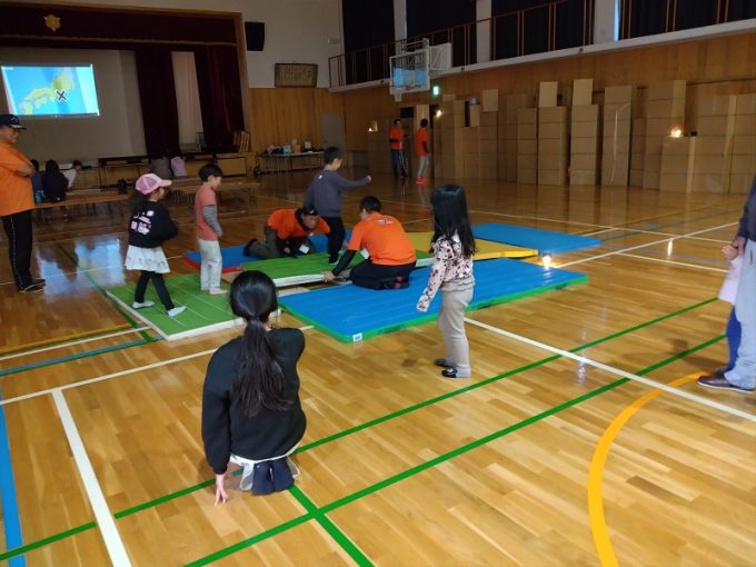 総合防災訓練 ゆらゆらマットコーナー~揺れた地面でどう動く~(紫野学区)。クリックで拡大表示。