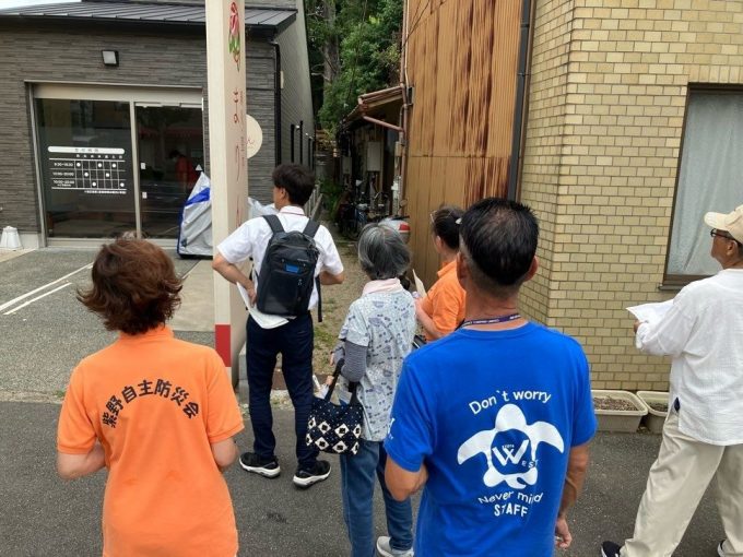 防災まちあるきの様子。クリックで拡大表示。