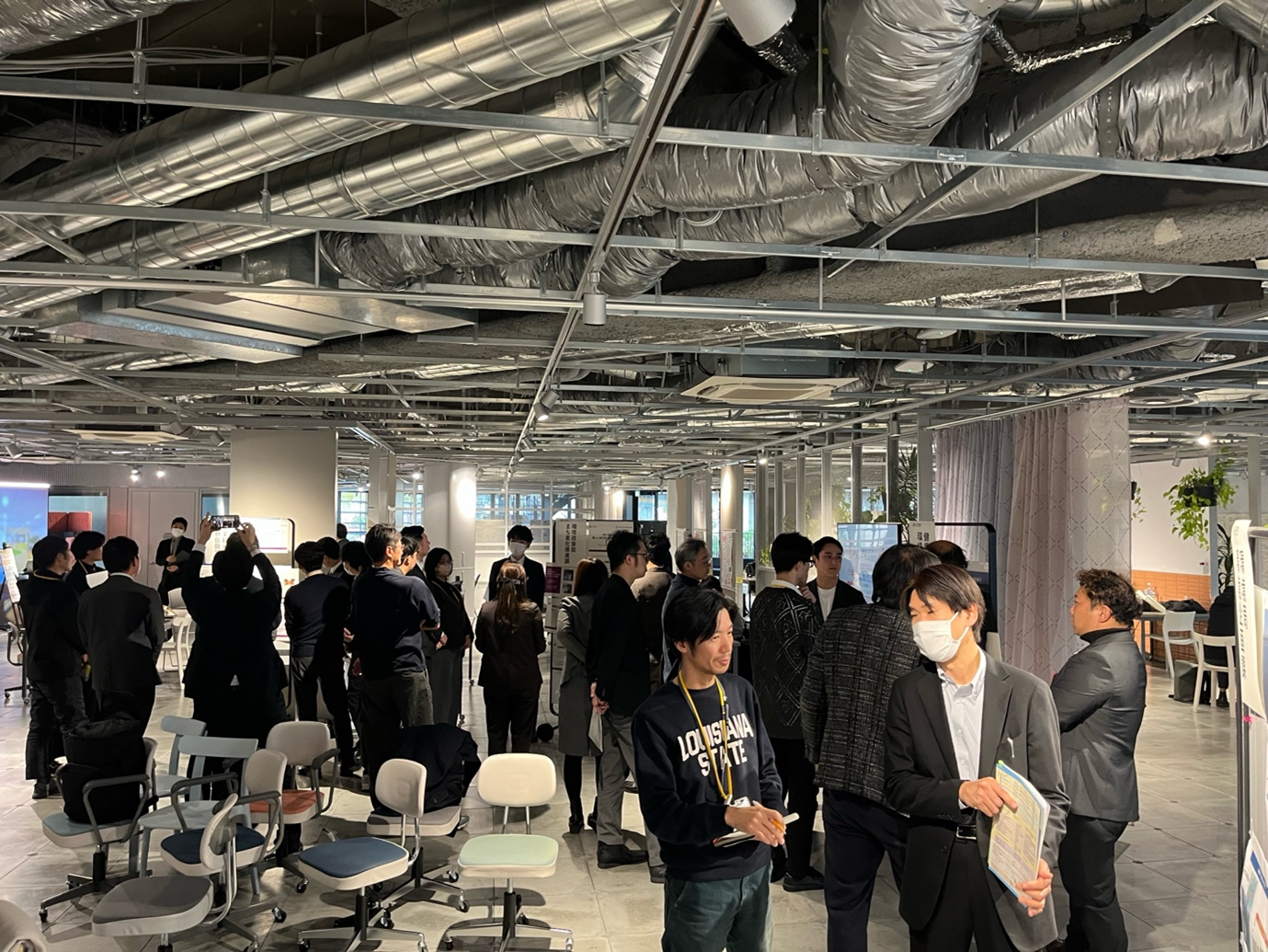 ポスターセッションの様子。クリックで拡大表示。